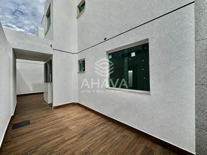 Área Privativa com 2 Quartos 80 m², 1 Vaga, Bairro Candelária, próximo a Avenida Elias Ant