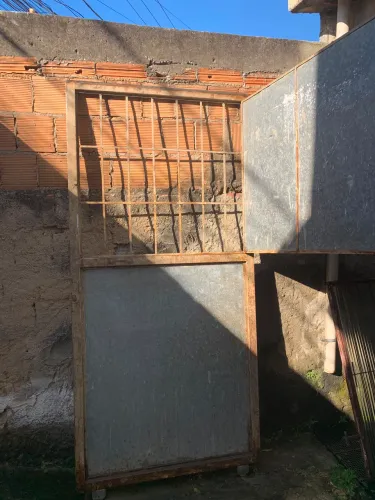 Portas, grades com portãozinho e janelas