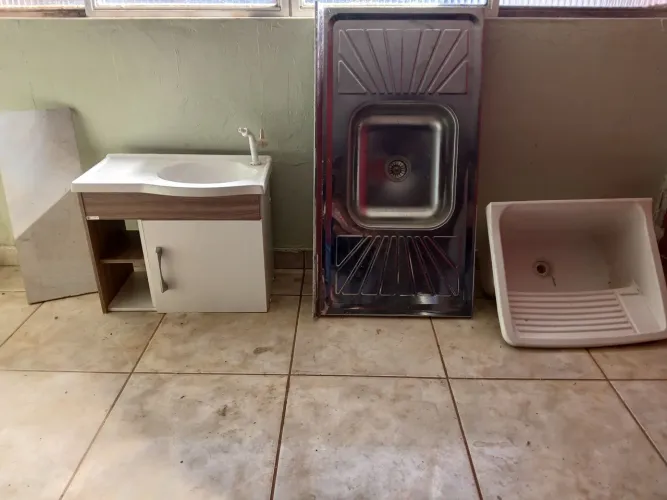 Vendo um armario de banheiro ,pia e tanque