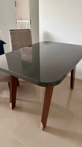 Mesa retangular com 4 cadeiras estofadas
