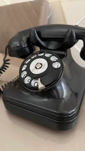 Relíquia Vintage: Telefone de Disco Antigo em Baquelite Preta