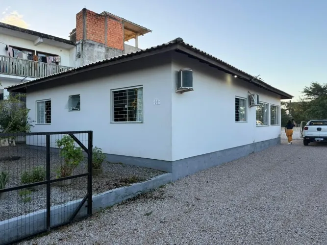 Casa à venda em Garopaba-SC, bairro Grama: 3 quartos, 1 banheiro, 3 vagas de garagem, 117