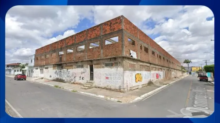 PRÉDIO COMERCIAL - Prédio comercial inacabado, com 02 pavimentos, localizado na Avenida Co