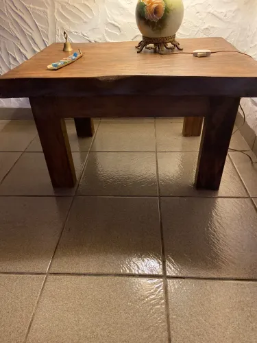 Mesa de centro ou lateral em madeira de demolição medindo 0,80x0,60 