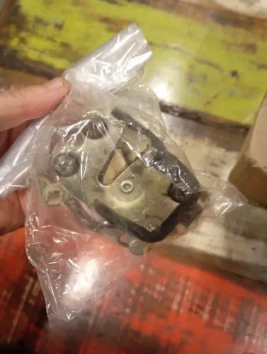 Fechadura porta dianteira lado direito H100 Hyundai 