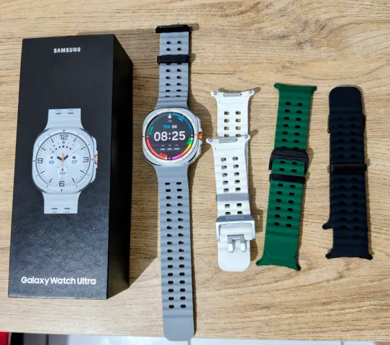 Smartwhat Samsung Whatch Ultra, com 3 pulseiras.