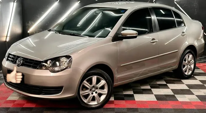 Volkswagen Polo Sedan 1.6 MI Total Flex 8V 4P 2013