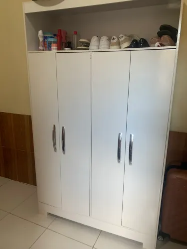 VENDO COM URGÊNCIA GUARDA ROUPA