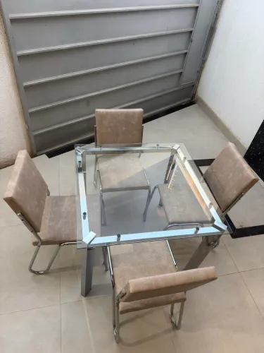 Mesa de vidro + 4 cadeiras