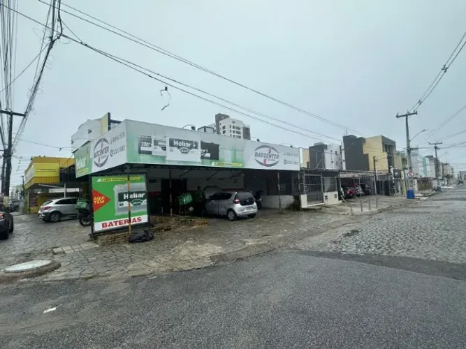 Prédio Comercial nos Bancários com 06 lojas. 