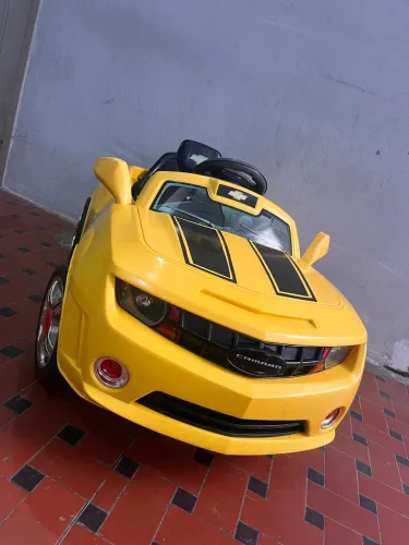 Carrinho Elétrico Infantil 12V Amarelo - Luzes, Sons e Controle Remoto