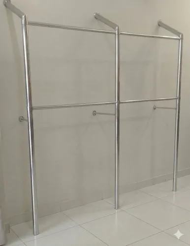 Arara de Parede Cromada