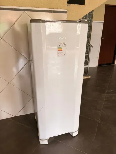 Geladeira Electrolux Esmaltec Branca 245L ROC31 PRO 