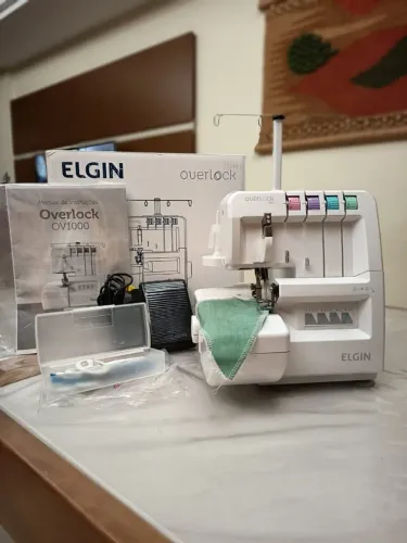Máquina de costura overlock OV 1000