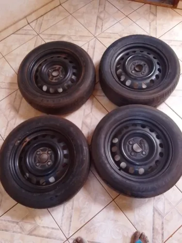 Roda e pneu pireli