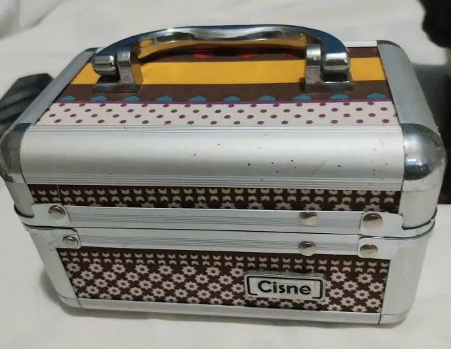 Mini maleta organizadora de alumínio da marca Cisne.