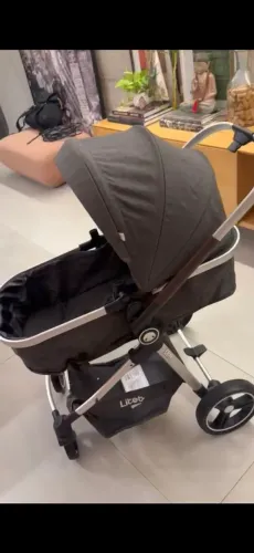 Carrinho e bebê conforto.
