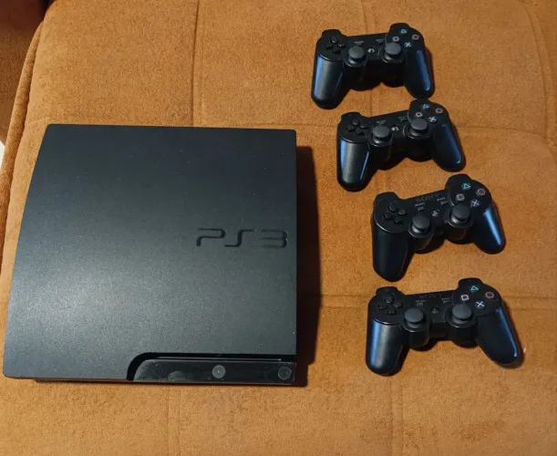PS3 Slim modelo CECH-3001A desbloqueado com 4 joysticks