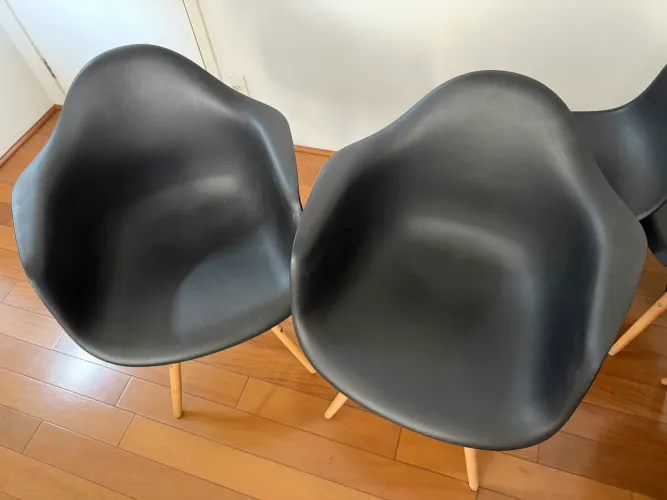 Cadeiras Eames Preta - R$ 80 cada