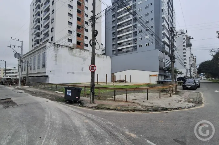 Oportunidade comercial: Amplo terreno de esquina na Pedra Branca