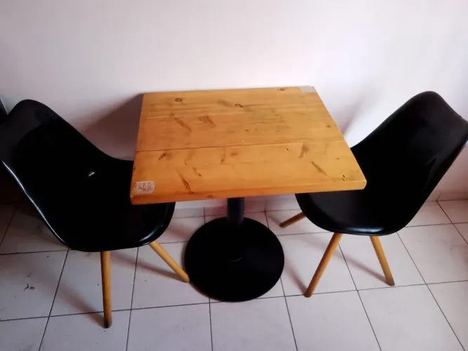 Mesa madeira + 2 cadeiras Eames Jolie 