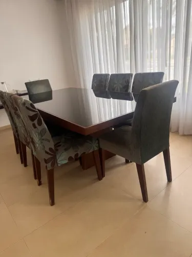 Mesa de Jantar em madeira + 8 cadeiras e aparador 