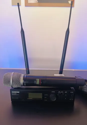 Microfone Profissional Sem Fio SHURE Áudio Digital ULXD24 SM58