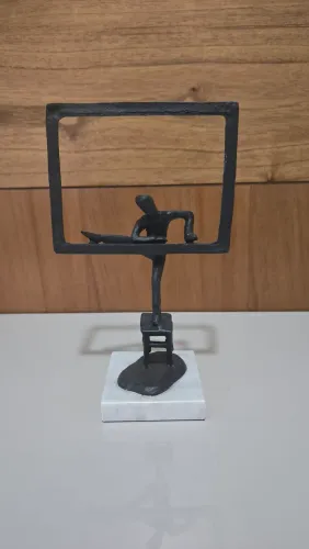 Escultura pulando o quadro