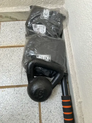 kettlebell e caneleira e barra de porta