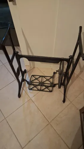 Pe de máquina de costura ferro preto