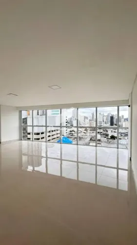 Sala Comercial Para Locação Com 49m² no Centro de Itajaí/SC
