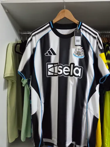 Camisa Newcastle 2025/26 G na etiqueta