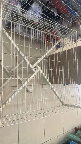 Vendo cesta para armazenamento de roupas em loja