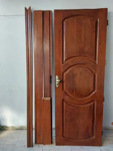 Porta madeira de lei bem conservada completa
