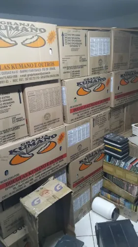Dvds 13.600 peças em 90 caixas 