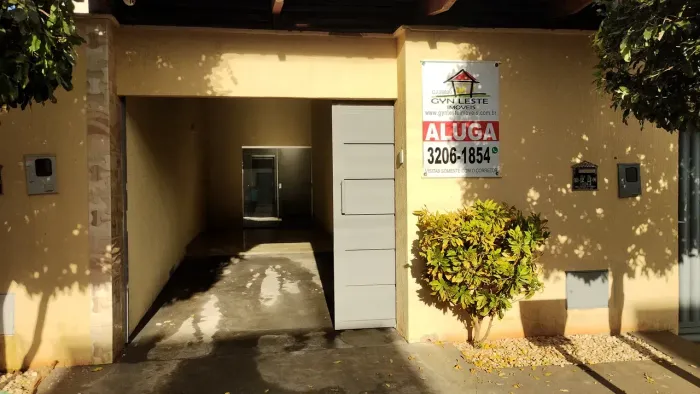 Casa 2 quartos, suíte, armários cozinha, 2 vc coberta no Residencial Paulo Estrela prox. R