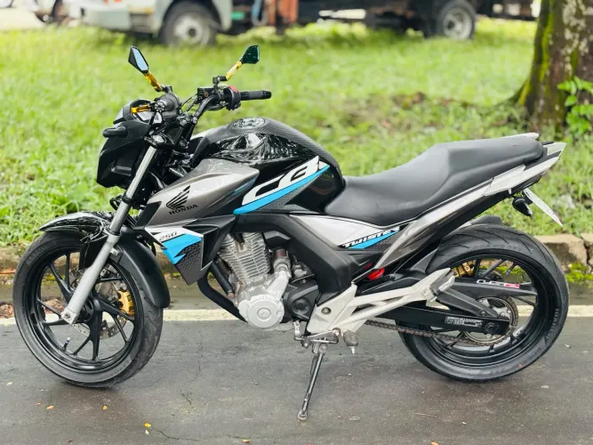 Troco Cb 250f Twister em carro