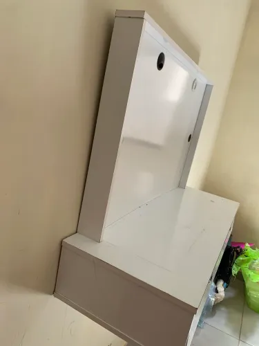 Vendo penteadeira mdf seminova (só está suja pois está sem uso) 