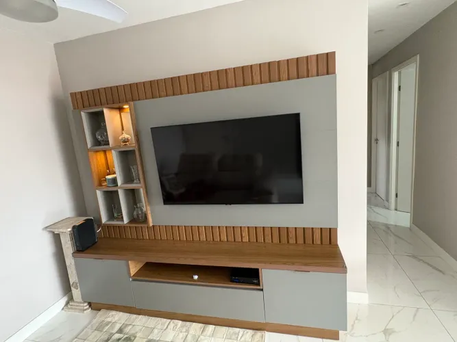 Rack com painel ripado