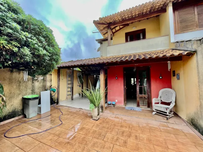Casa Geminada no Anil, 210m² de área construída com 3 quartos sendo 1 suíte, piscina e chu