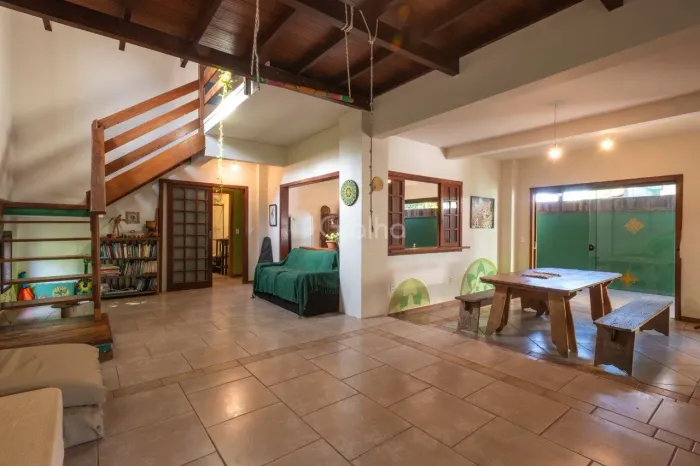 Casa residencial de 230m² com 6 dormitórios no Rio Tavares