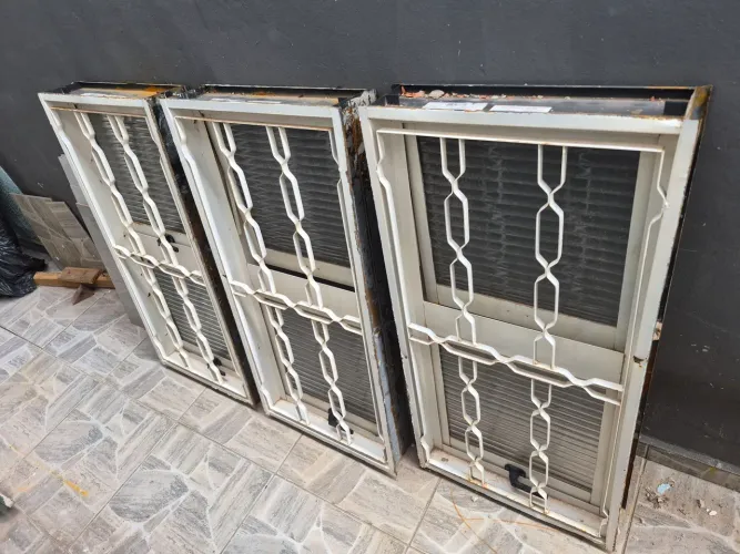 3 janelas de sala ou outro ambiente de ferro com vidro