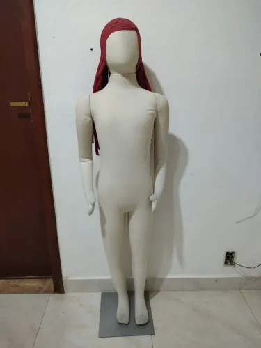Manequim de pano articulável infantil feminino braços cabelo ruivo suporte loja brechó 