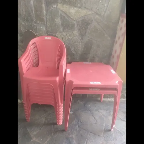 Mesas e cadeiras de plástico