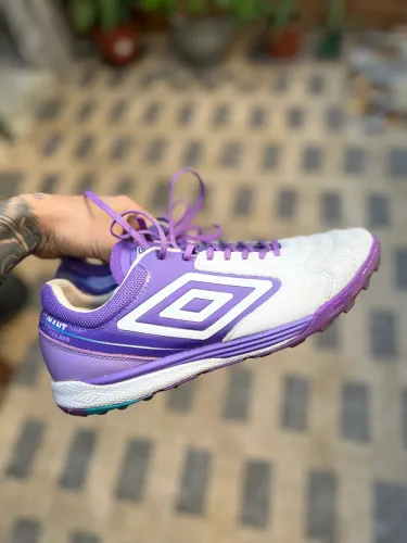 Chuteira Umbro Adamant society 