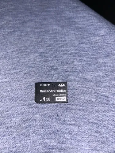 Sony Memory Stick PRO Duo 4 GB (com 6 jogos já baixados)