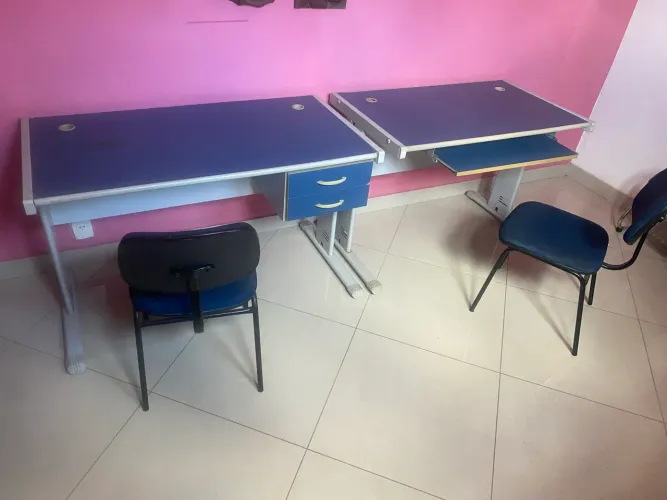 Mesas de escritório e cadeiras