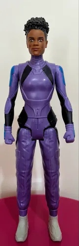 Boneca Shuri Pantera Negra 30cm articulada Hasbro