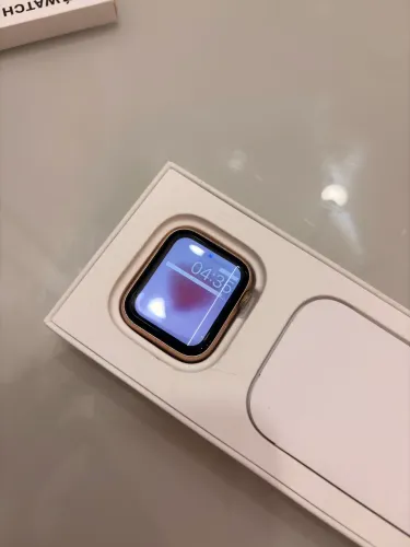 Apple Watch SE Gold Aluminum Case Starlight Sport Band - 40 mm