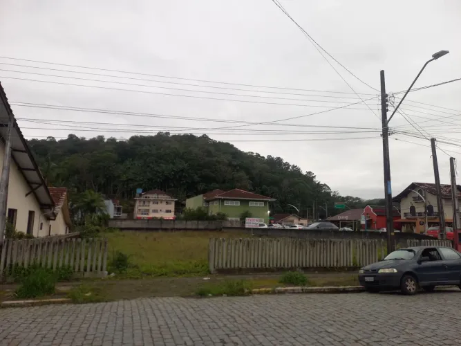 Terreno no centro de Pirabeiraba.